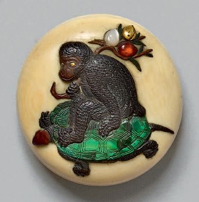 JAPON - Epoque MEIJI (1868-1912) Manju en ivoire à décor incrusté de nacre, bois,...