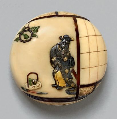 JAPON - Epoque MEIJI (1868-1912) Manju en ivoire à décor incrusté de shibuichi, cuivre...