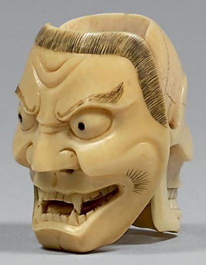JAPON - Epoque MEIJI (1868-1912) Netsuke en ivoire, masque de Nô représentant un...