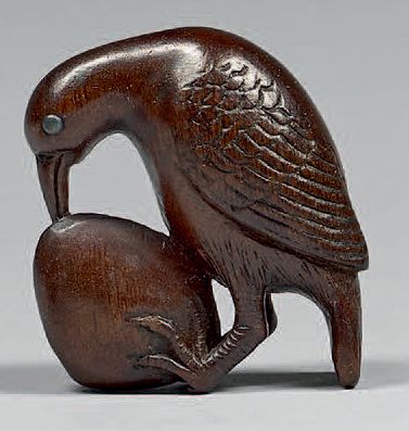 JAPON - Milieu de l'époque Edo (1603-1868) Netsuke en bois, oiseau tentant d'ouvrir...