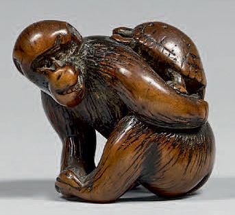 JAPON - Milieu de l'époque Edo (1603-1868) Netsuke en bois, singe assis tenant une...