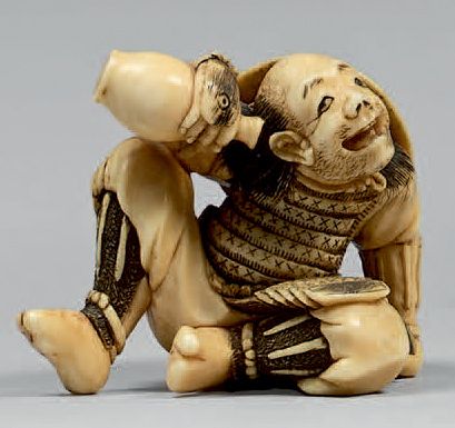 JAPON - Epoque MEIJI (1868-1912) Netsuke en ivoire, samouraï ivre assis, écoutant...