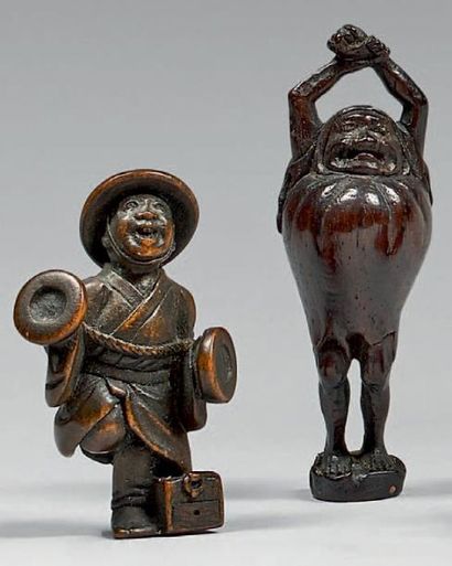 JAPON - Epoque MEIJI (1868-1912) Deux petits netsuke en bois, Daruma s'étirant et...