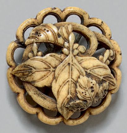 JAPON - Milieu de l'époque Edo (1603-1868) Manju ryusa en corne de cerf à décor ajouré...