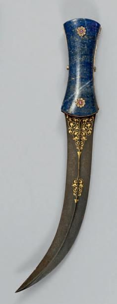 INDE - XVIIIe siècle Dague (Khanjar) à lame courbe ornée en cuivre doré de feuillage...