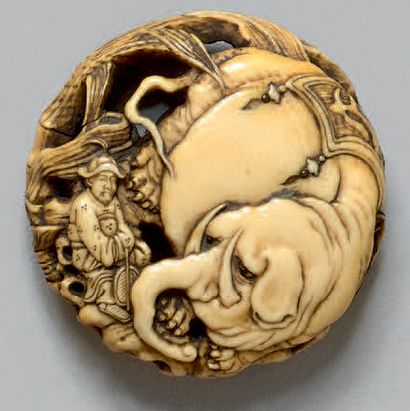JAPON - Milieu de l'époque Edo (1603-1868) Manju ryusa en ivoire à décor ajouré d'un...