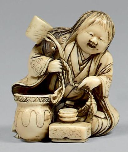 JAPON - Fin de l'époque Edo (1603-1868) Netsuke en dent, homme assis devant une jarre...