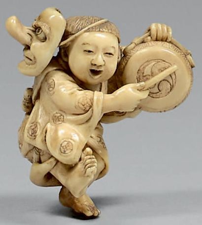 JAPON - Epoque MEIJI (1868-1912) Netsuke en ivoire, enfant dansant et jouant du tambour,...