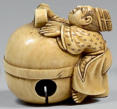 JAPON - Fin de l'époque Edo (1603-1868) Netsuke en ivoire, prêtre nettoyant un immense...