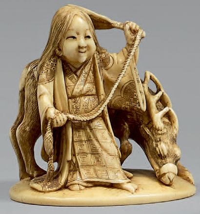 JAPON - Epoque MEIJI (1868-1912) Netsuke en ivoire, Okame tenant une corde et un...
