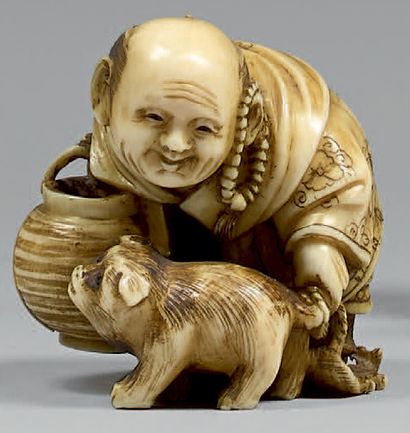 JAPON - Epoque MEIJI (1868-1912) Netsuke en ivoire, personnage tenant une lanterne,...