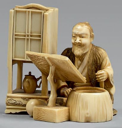 JAPON - Epoque MEIJI (1868-1912) Petit okimono en ivoire dans le style des netsuke,...