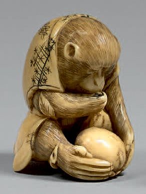 JAPON - Epoque MEIJI (1868-1912) Netsuke en ivoire, singe assis vêtu d'une veste...