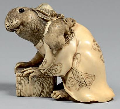 JAPON - Epoque MEIJI (1868-1912) Netsuke en ivoire, rat déguisé en attrapeur de rat,...