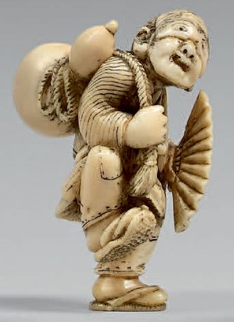JAPON - Epoque MEIJI (1868-1912) Netsuke en ivoire, personnage debout portant un...