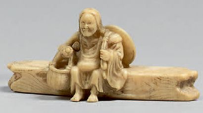 JAPON - Époque Edo (1603-1868), XIXe siècle Netsuke en dent, Ono no Komachi assise...