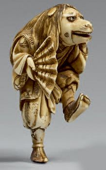 JAPON - Epoque MEIJI (1868-1912) Netsuke en ivoire, danseur portant un masque articulé...