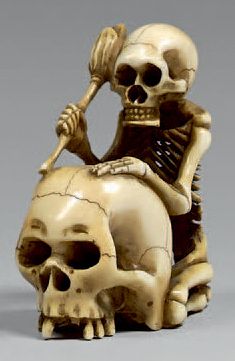 JAPON - Fin de l'époque Edo (1603-1868) Netsuke en ivoire, squelette se servant d'un...