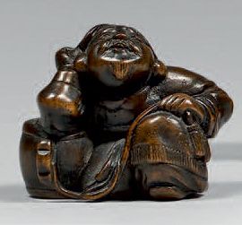 JAPON - Fin de l'époque Edo (1603-1868) Netsuke en buis, Daikoku assis souriant,...