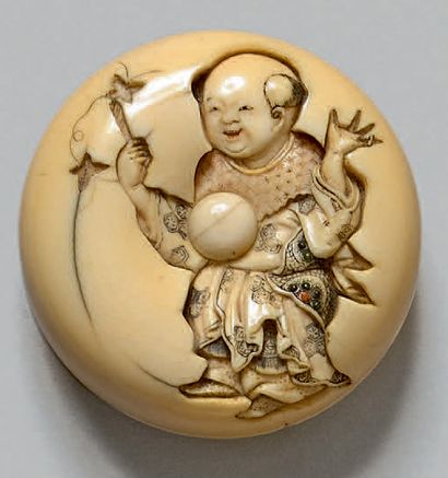 JAPON - Fin de l'époque Edo (1603-1868) Manju en ivoire à décor ciselé en katakiri...
