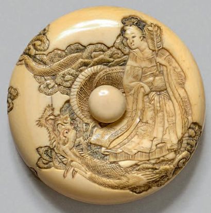 JAPON - Fin de l'époque Edo (1603-1868) Manju en ivoire à décor ciselé en katakiri...