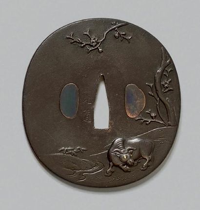 JAPON - Fin de l'époque Edo (1603-1868) Nagamaru gata en fer à décor ciselé en taka...