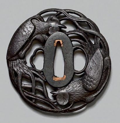 JAPON - Milieu de l'époque Edo (1603-1868) Kawari gata en fer en forme de deux coqs...