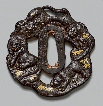 JAPON - Milieu de l'époque Edo (1603-1868) Kawari gata en fer incrusté de cuivre...
