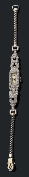 null Montre bracelet de dame en platine 850 millièmes, la montre de forme rectangulaire,...