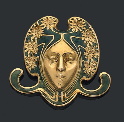 Lalique, signé Broche en or jaune 750 millièmes «tête de femme avec bonnet fleuri»...