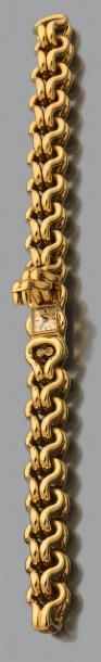 PIAGET Bracelet-montre de dame en or jaune 750 millièmes articulé à double maillons...