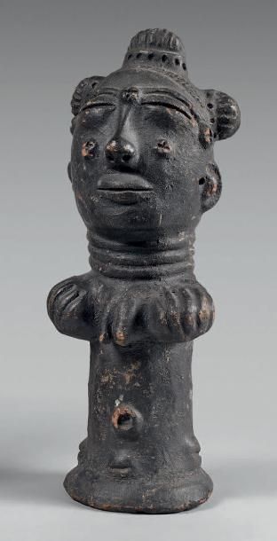 null Importante statuette féminine en terre cuite à engobe noire.
Côte d'Ivoire pays...