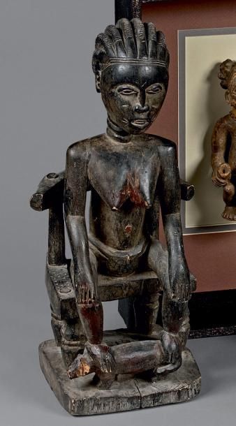 null Lot:
- Statuette de jumeau Ibedji masculin. Bois patiné, collier.
Nigeria, Yoruba.
Hauteur:...