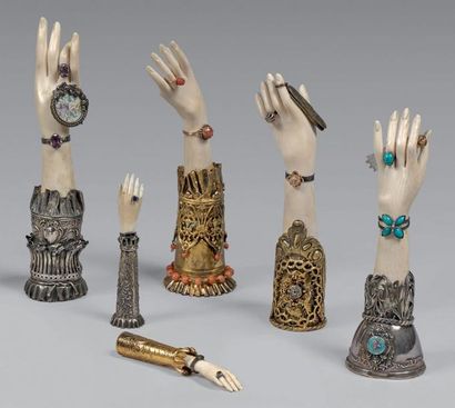 null Quatre mains de femme formant porte-bagues en ivoire à montures de métal ornées...
