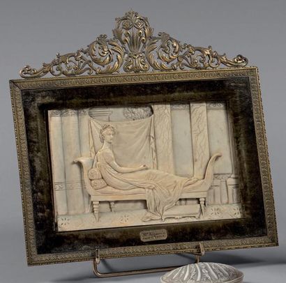 null Haut-relief en ivoire sculpté représentant Madame
Récamier allongée sur son...