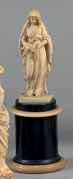 null Statuette en ivoire sculpté d'une Vierge à l'Enfant.
Fin du XIXe siècle.
Sur...