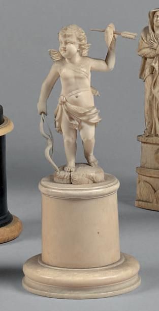 null Statuette en ivoire sculpté d'un cupidon. Socle colonne.
XIXe siècle.
Hauteur...