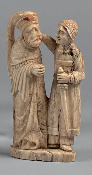 null Statuette en ivoire sculpté d'un grand prêtre avec un personnage tenant un glaive.
Ancien...