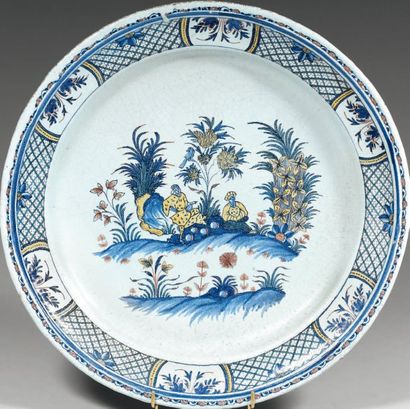 ROUEN GRAND PLAT rond décor polychrome au centre de Chinois, oiseaux branchés et...