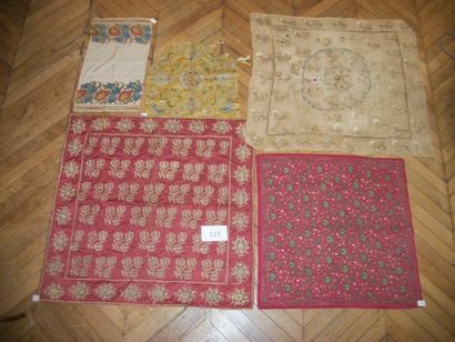 null Carré, Turquie, XIXe siècle, fond satin rouge, décor brodé en fil d'or d'un...