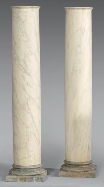 null Paire de colonnes à hauteur d'appui en plâtre peint en marbre simulé blanc veiné.
Hauteur:...
