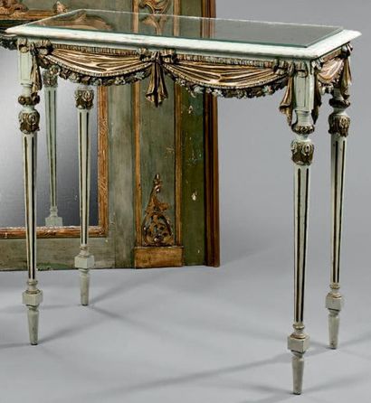 null Table en bois relaqué vert et doré, sculptée de draperies, noeuds de rubans...