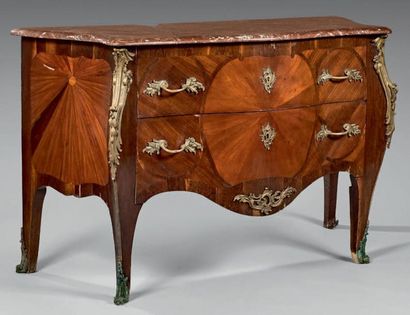 null Commode galbée ouvrant à deux tiroirs sans traverse marquetée de motifs géométriques.
Dessus...