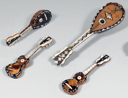 null Deux mandolines, dont une de grande taille et deux guitares miniatures en écaille,...