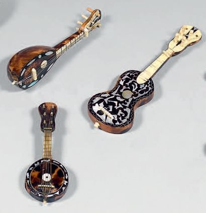 null Guitare, banjo et mandoline miniatures en écaille, nacre et ivoire