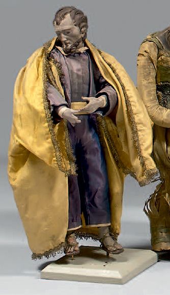 null Homme barbu à la cape jaune et aux sandales en terre cuite polychrome.
(Accidents...