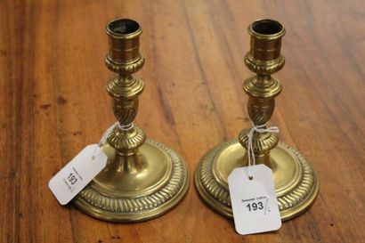 null Paire de petits bougeoirs de toilette en bronze ornés de cannelures torses.
Début...