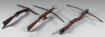  Trois arbalètes de chasse: - Arbalète à jalet. Arc et garnitures en fer forgé. Avec...
