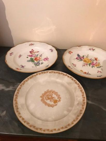 null Ensemble de plats et assiettes en porcelaine française du XVIIIème et XIXème...
