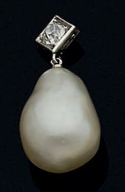 null Pendentif en or gris 750 millièmes orné d'une perle fine poire retenue par un...